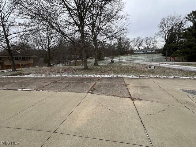 7360 N Meadowpark Drive, Walton Hills, OH 44146