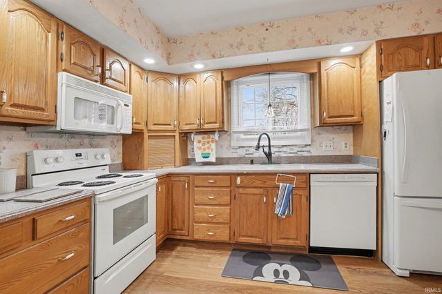 18289 Coventry Ct, South Bend, IN 46637