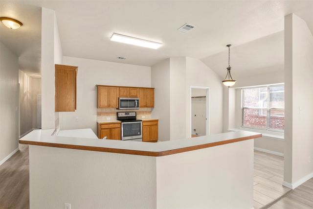 928 Wood Brook Drive, Grand Prairie, TX 75052