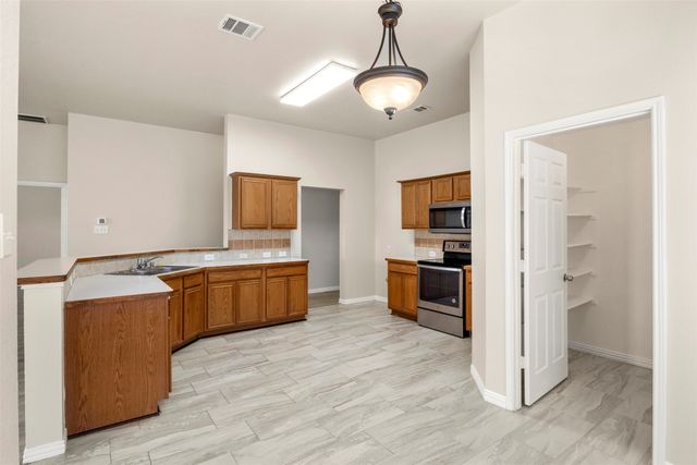 928 Wood Brook Drive, Grand Prairie, TX 75052