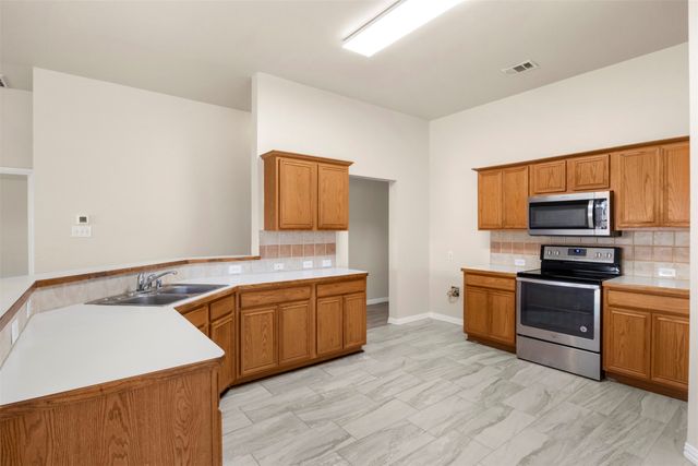 928 Wood Brook Drive, Grand Prairie, TX 75052