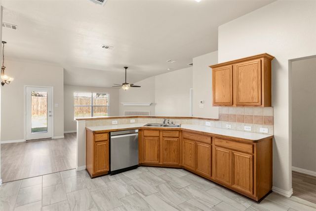 928 Wood Brook Drive, Grand Prairie, TX 75052