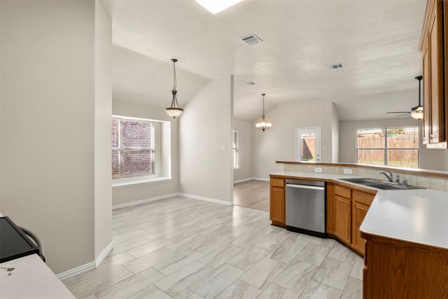 928 Wood Brook Drive, Grand Prairie, TX 75052