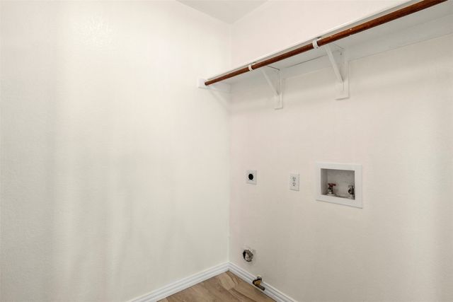 928 Wood Brook Drive, Grand Prairie, TX 75052