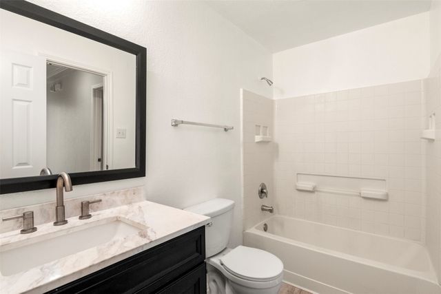 928 Wood Brook Drive, Grand Prairie, TX 75052