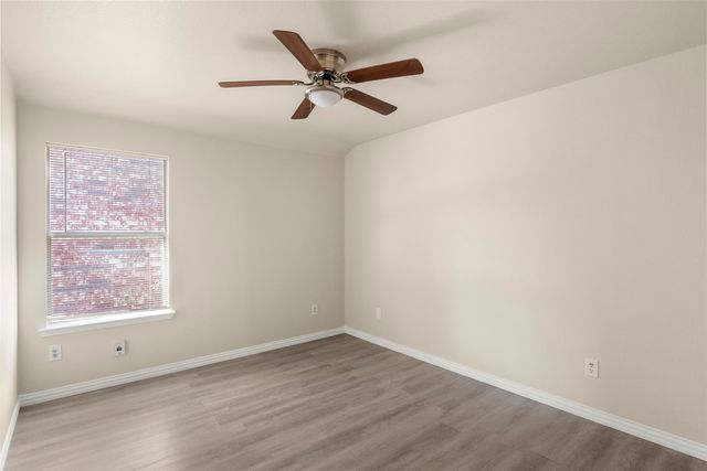 928 Wood Brook Drive, Grand Prairie, TX 75052