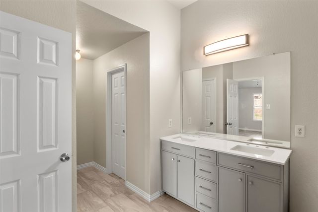 928 Wood Brook Drive, Grand Prairie, TX 75052