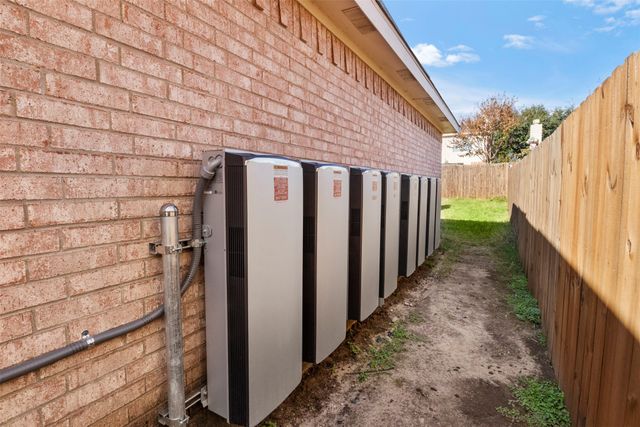 928 Wood Brook Drive, Grand Prairie, TX 75052