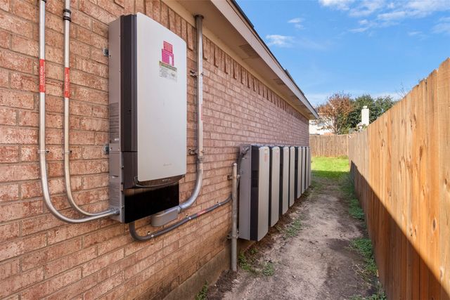 928 Wood Brook Drive, Grand Prairie, TX 75052