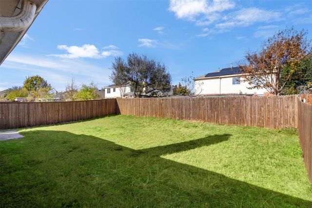 928 Wood Brook Drive, Grand Prairie, TX 75052