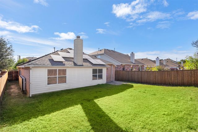 928 Wood Brook Drive, Grand Prairie, TX 75052