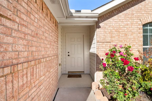 928 Wood Brook Drive, Grand Prairie, TX 75052