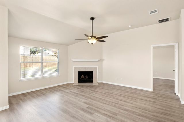 928 Wood Brook Drive, Grand Prairie, TX 75052