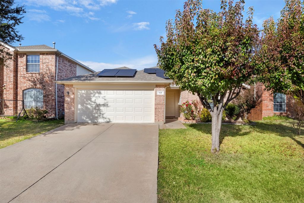 928 Wood Brook Drive, Grand Prairie, TX 75052
