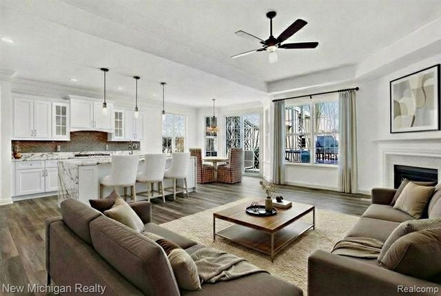 13185 Harbor Landings Drive 102, Fenton, MI 48430