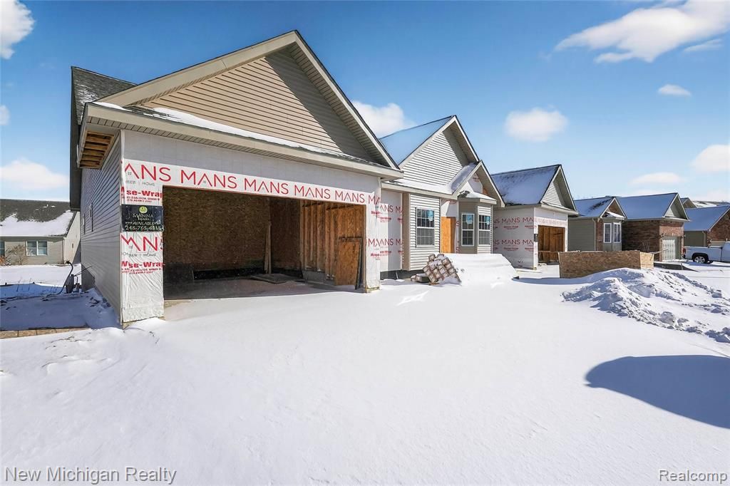 13185 Harbor Landings Drive 102, Fenton, MI 48430