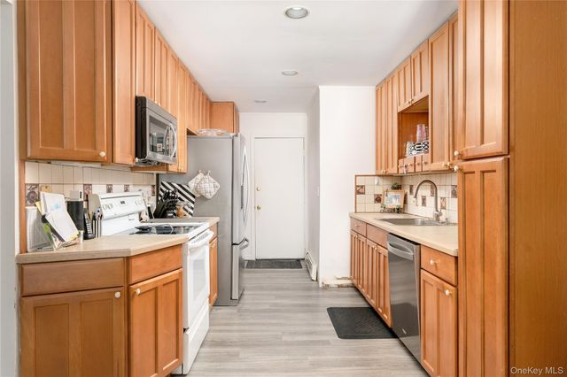 6 Georgian Court, Coram, NY 11727