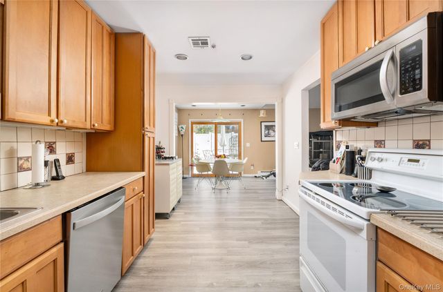 6 Georgian Court, Coram, NY 11727