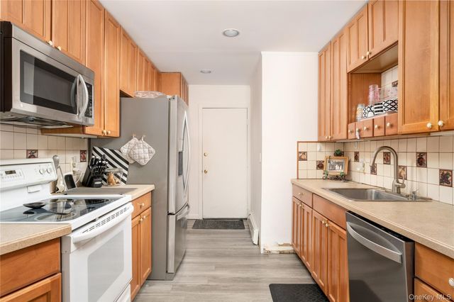 6 Georgian Court, Coram, NY 11727