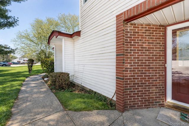 6 Georgian Court, Coram, NY 11727