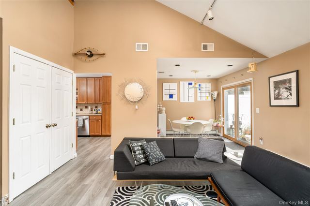 6 Georgian Court, Coram, NY 11727