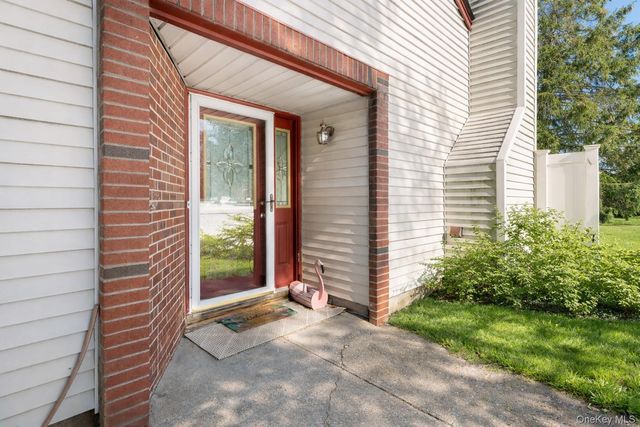 6 Georgian Court, Coram, NY 11727