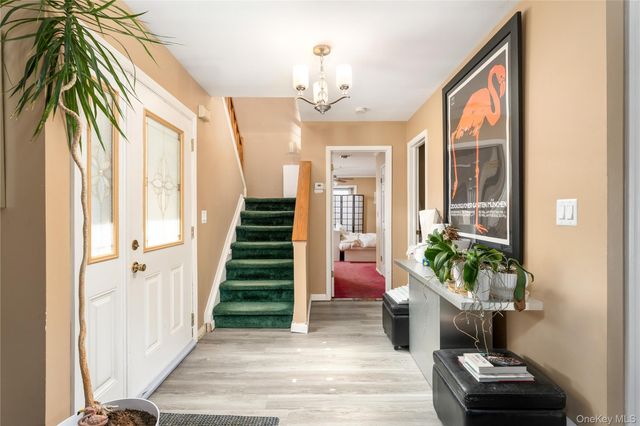 6 Georgian Court, Coram, NY 11727