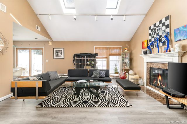 6 Georgian Court, Coram, NY 11727