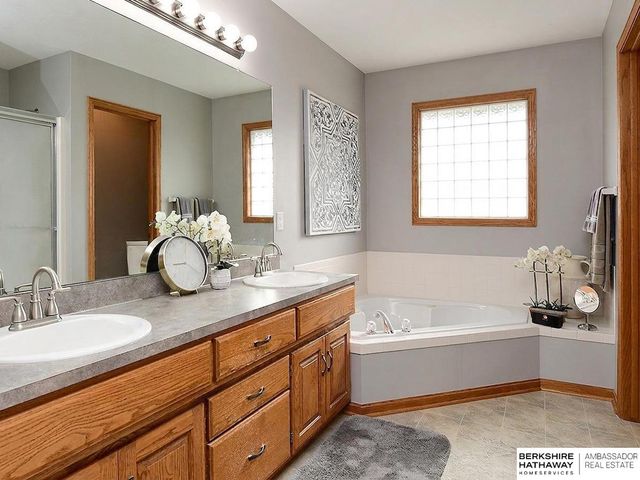 9022 Bayberry Circle, La Vista, NE 68128