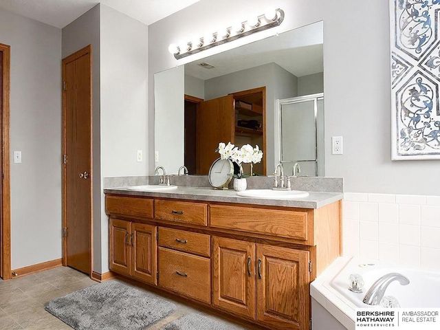 9022 Bayberry Circle, La Vista, NE 68128