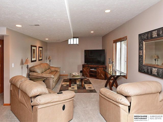 9022 Bayberry Circle, La Vista, NE 68128