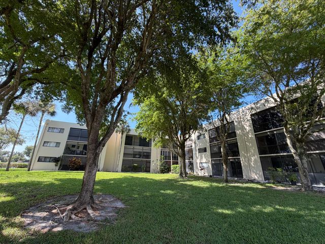 5220 Las Verdes Circle 317, Delray Beach, FL 33484