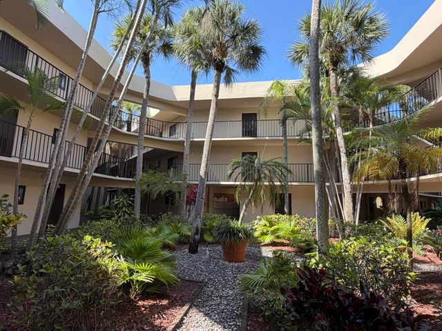 5220 Las Verdes Circle 317, Delray Beach, FL 33484
