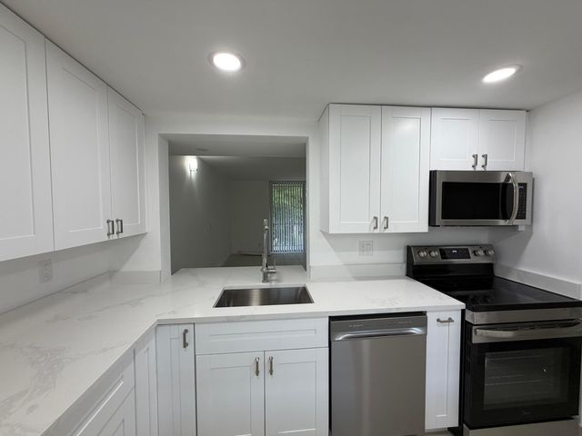 5220 Las Verdes Circle 317, Delray Beach, FL 33484