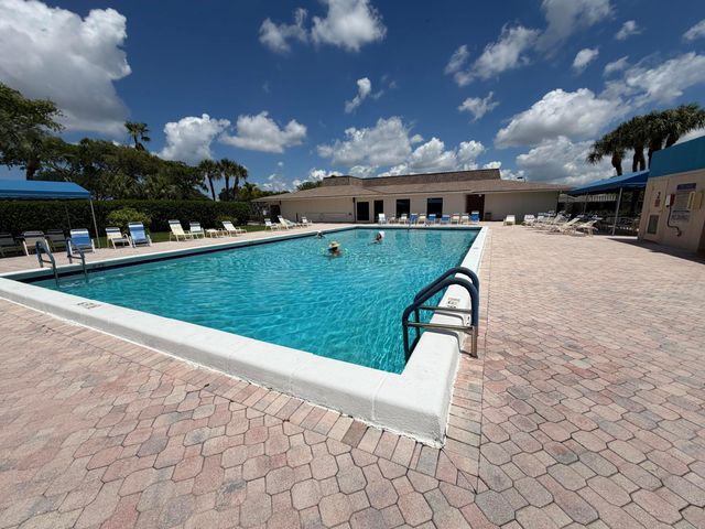 5220 Las Verdes Circle 317, Delray Beach, FL 33484