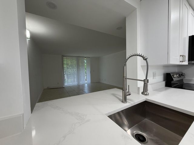 5220 Las Verdes Circle 317, Delray Beach, FL 33484