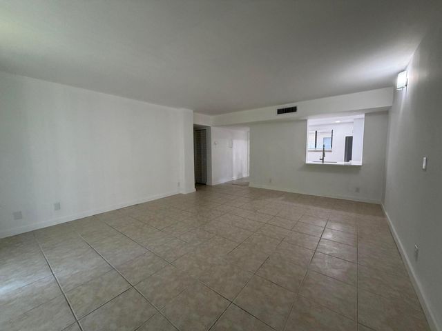 5220 Las Verdes Circle 317, Delray Beach, FL 33484