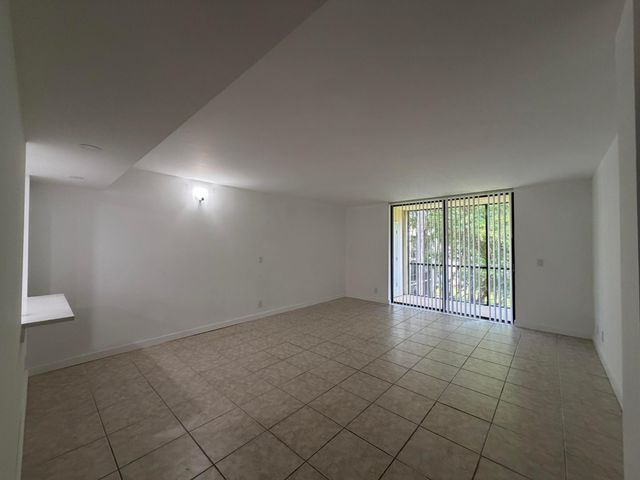 5220 Las Verdes Circle 317, Delray Beach, FL 33484