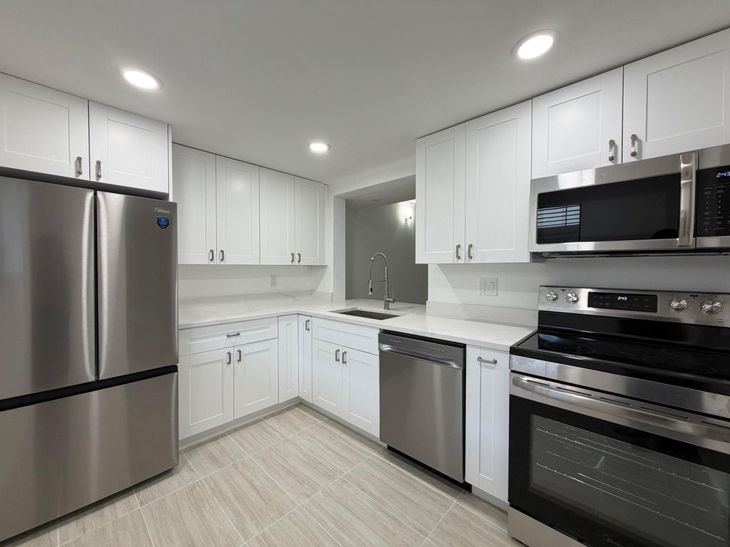 5220 Las Verdes Circle 317, Delray Beach, FL 33484