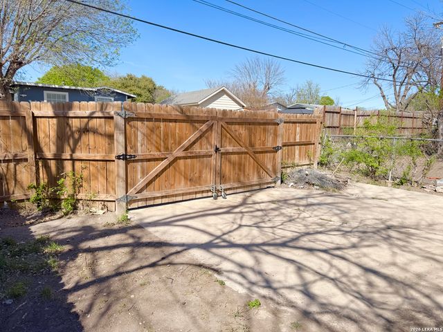 371 Gazel, San Antonio, TX 78213