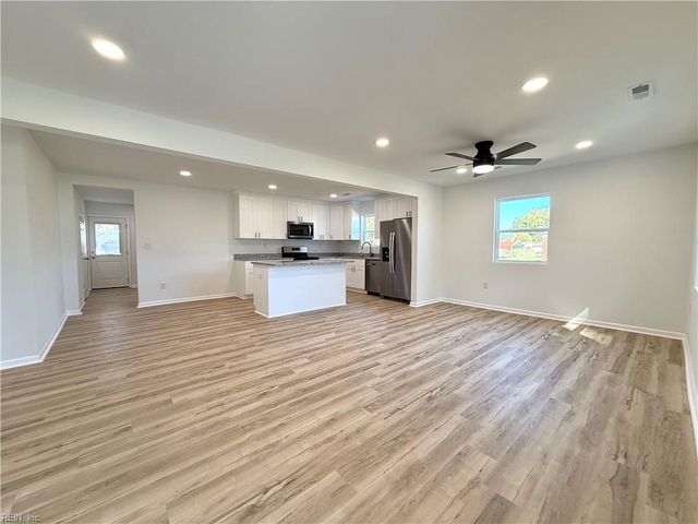 9354 Orchard Garden LN, Smithfield, VA 23430
