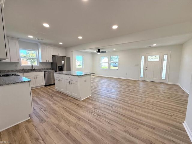 9354 Orchard Garden LN, Smithfield, VA 23430