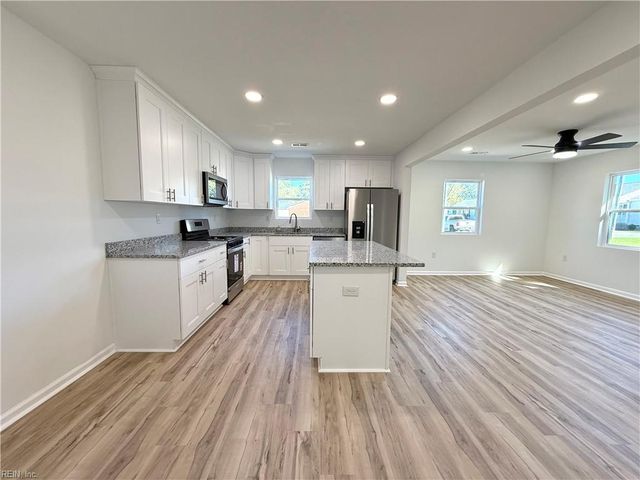 9354 Orchard Garden LN, Smithfield, VA 23430