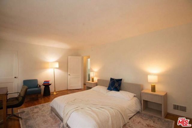 5482 Village, Los Angeles, CA 90016