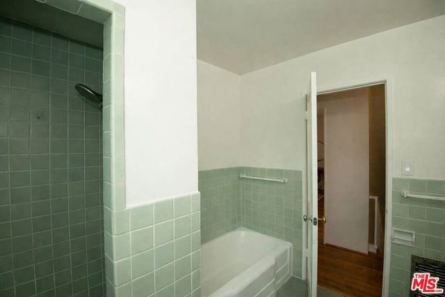 5482 Village, Los Angeles, CA 90016