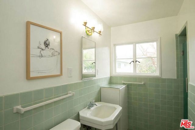 5482 Village, Los Angeles, CA 90016