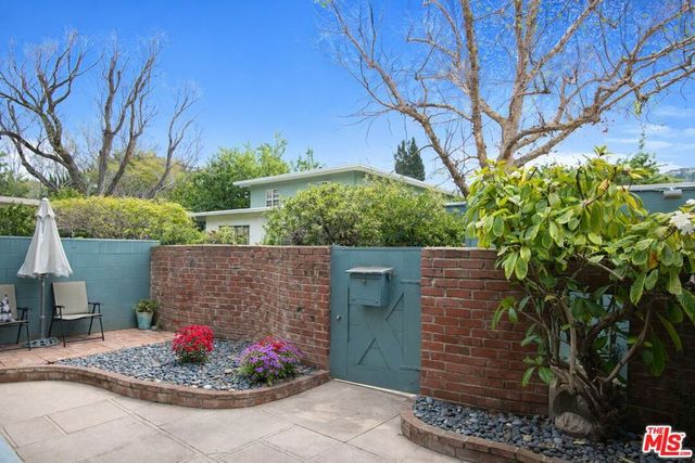 5482 Village, Los Angeles, CA 90016