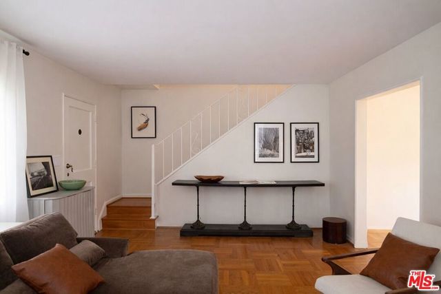 5482 Village, Los Angeles, CA 90016