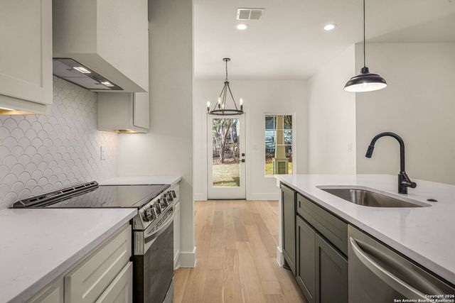 1672 Hillcrest Forest, Canyon Lake, TX 78133