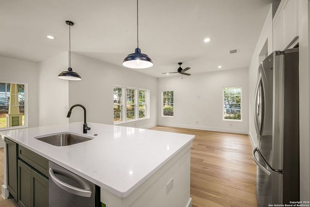 1672 Hillcrest Forest, Canyon Lake, TX 78133